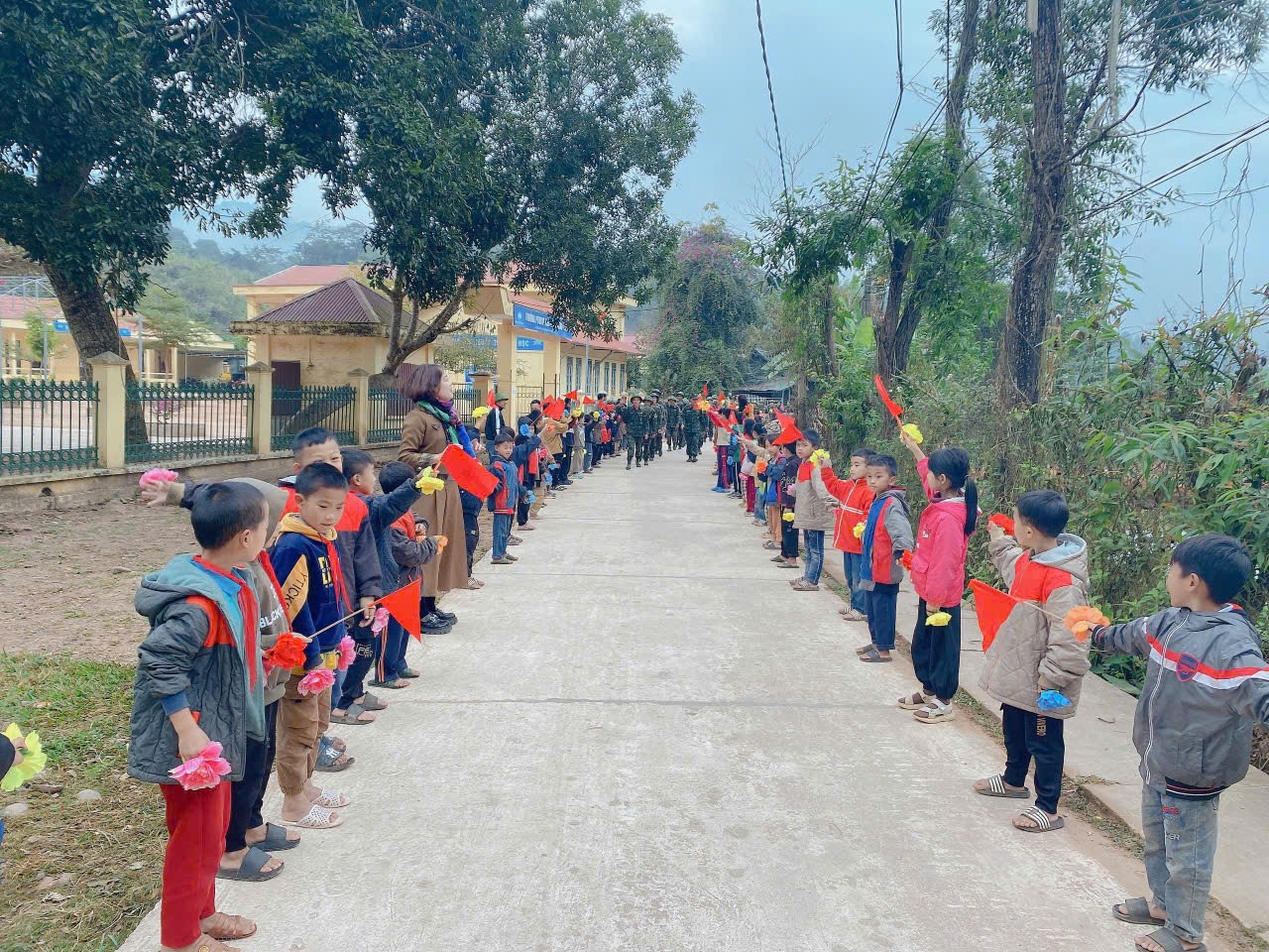 Lan tỏa yêu thương từ màu áo lính